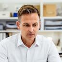 Thimon Holland prüft massgeschneiderte Organisationssysteme an einem hellen Schreibtisch