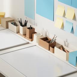 Modulare Stifthalter und Whiteboard-Flächen in einem kreativen Meetingraum mit hellen Wänden und flexibler Einrichtung
